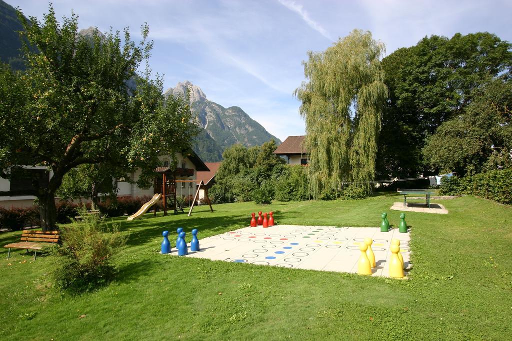 Spiele- Und Buchhotel Tschitscher Nikolsdorf エクステリア 写真