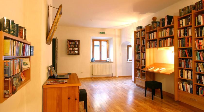 Spiele- Und Buchhotel Tschitscher Nikolsdorf エクステリア 写真