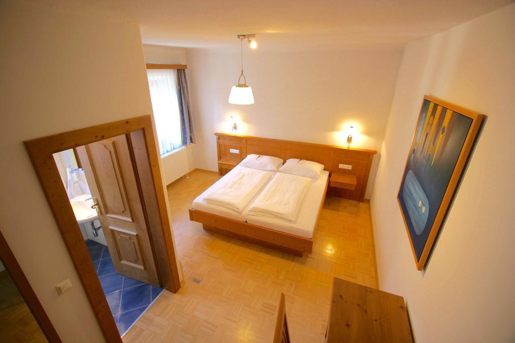 Spiele- Und Buchhotel Tschitscher Nikolsdorf エクステリア 写真
