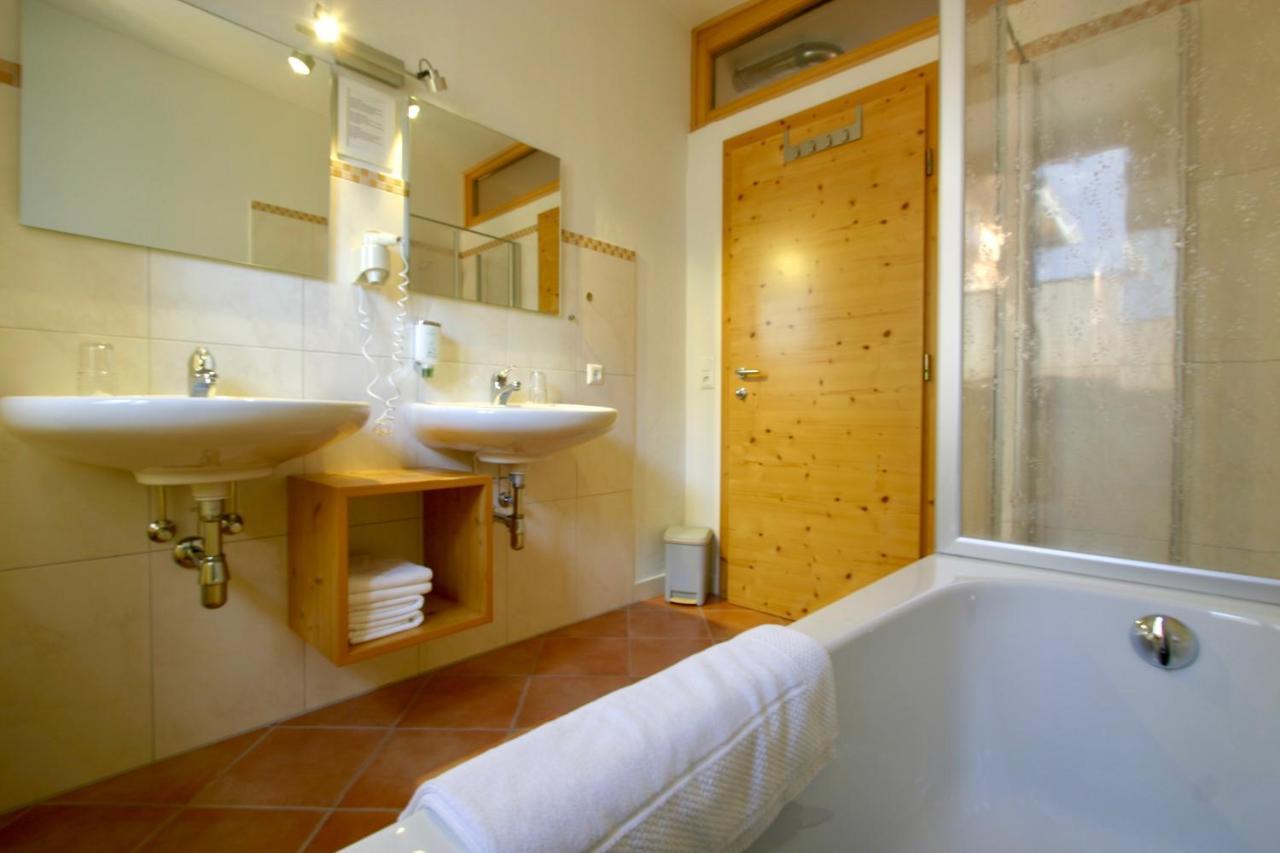 Spiele- Und Buchhotel Tschitscher Nikolsdorf エクステリア 写真