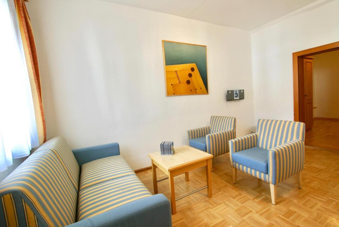 Spiele- Und Buchhotel Tschitscher Nikolsdorf エクステリア 写真